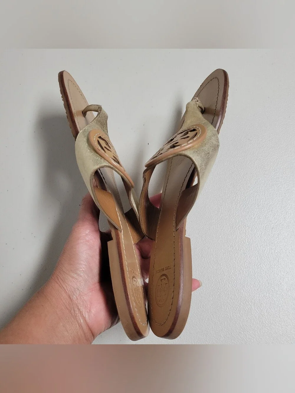 Tory Burch Metallic Gold Leather Louisa Thong Sandals  Tan Medallion Size 8M.